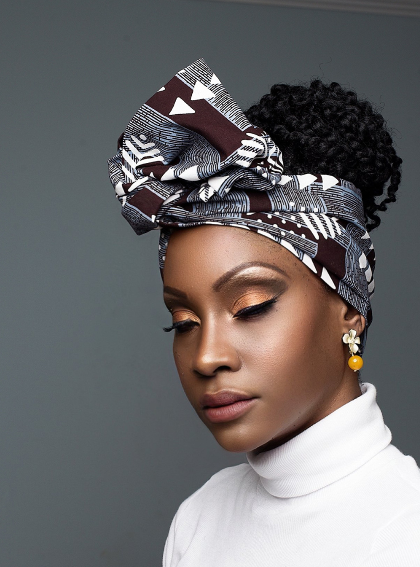 Wire headwrap in gray and white. Head scarf style. The wire headwrap is easy to put on and take off, making it a convenient and practical option for busy people who need a quick and hassle-free hairstyle solution.